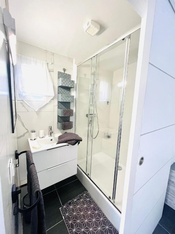 Apartment Dans *